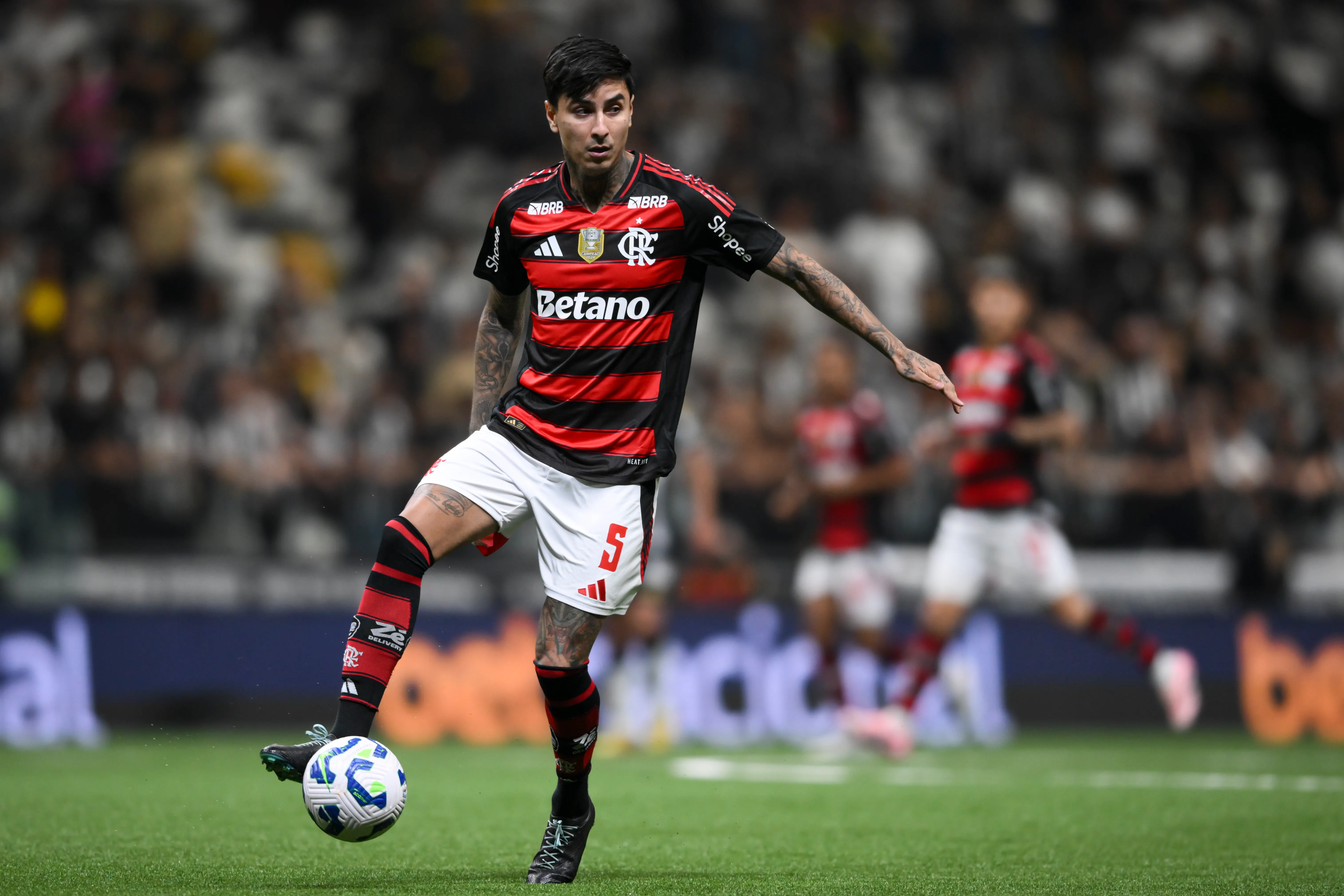 Erick Pulgar em ação com as cores do Flamengo (Foto: Pedro Vilela/Getty Images)