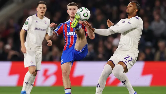 Adam Wharton, do Crystal Palace, durante partida da Conference League. Foto: Ryan Pierse/Getty Images