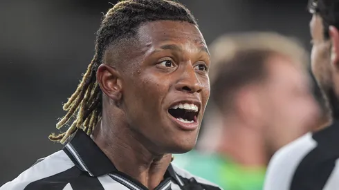 Danilo durante uma partida pelo Botafogo. Foto: Thiago Ribeiro/AGIF
