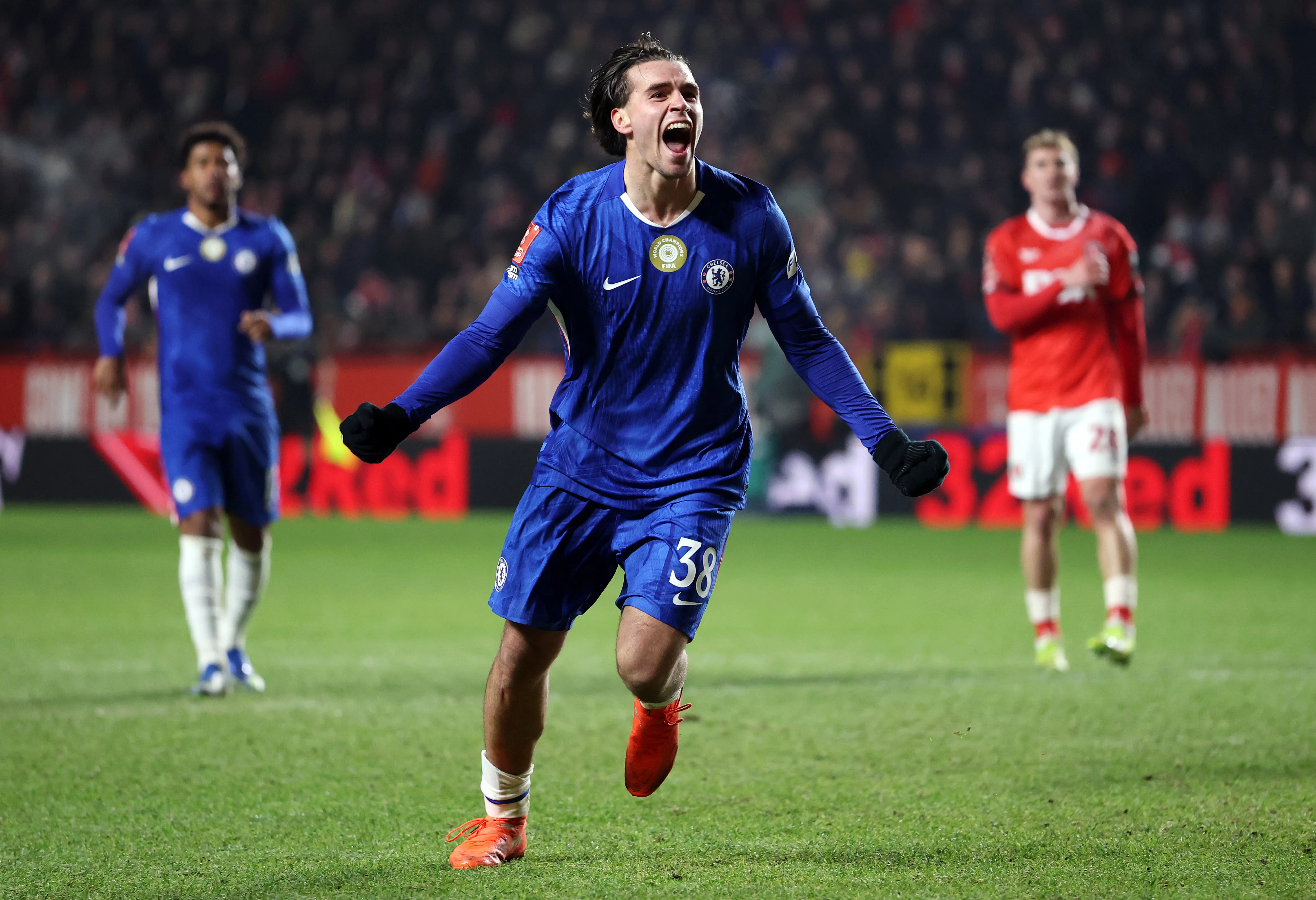 Marc Guiu comemorando gol pelo Chelsea . (Foto: Justin Setterfield/Getty Images)