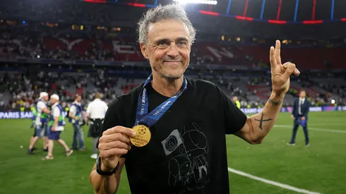 Luis Enrique rebate Seedorf. Carl Recine/Getty Images.