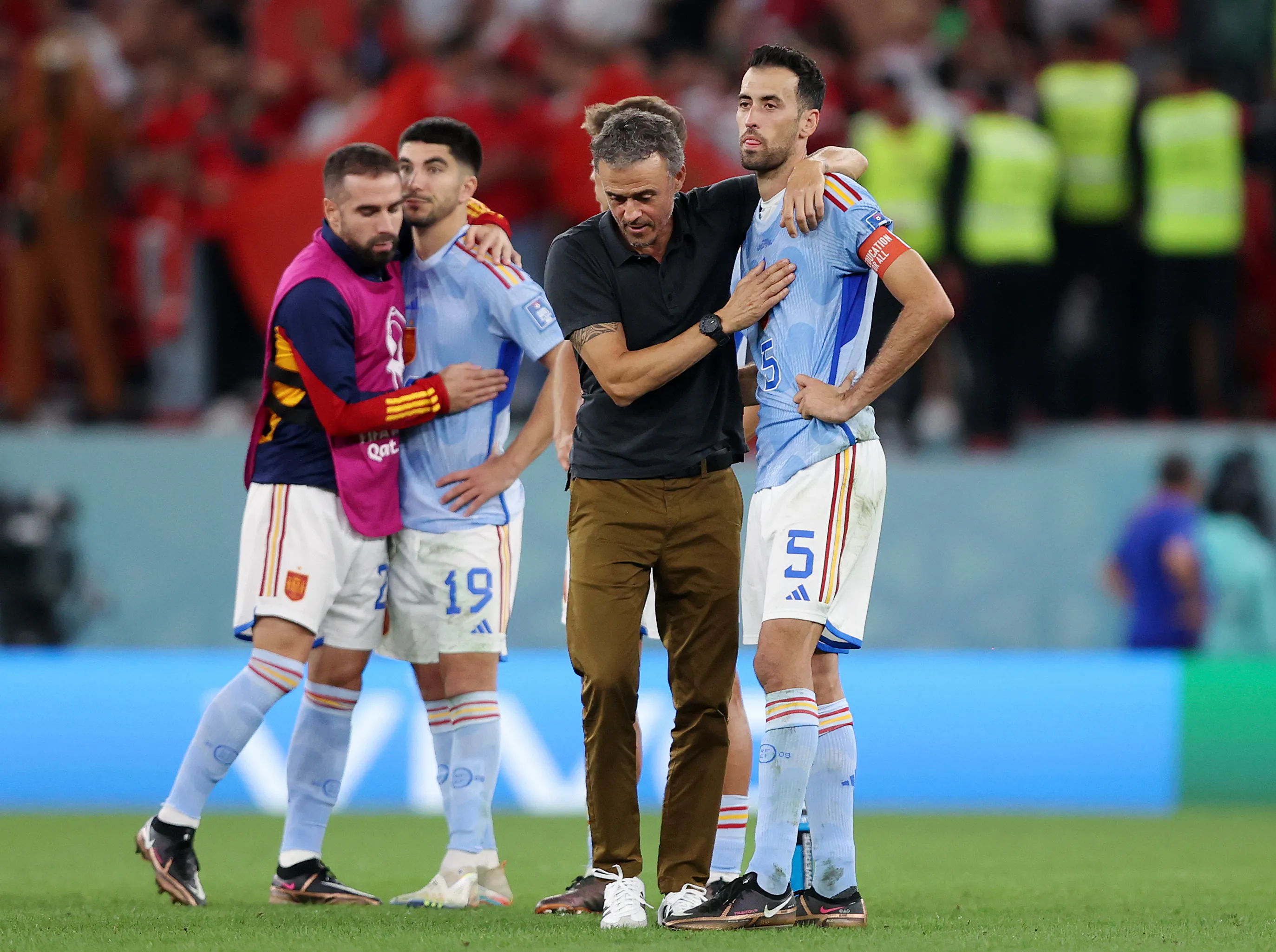 Jogadores da Espanha após a eliminação para Marrocos em 2022. (Foto: Julian Finney/Getty Images)