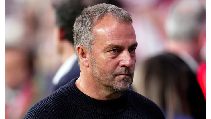 Hansi Flick quer conversar com o elenco. Foto: Aitor Alcalde/Getty Images