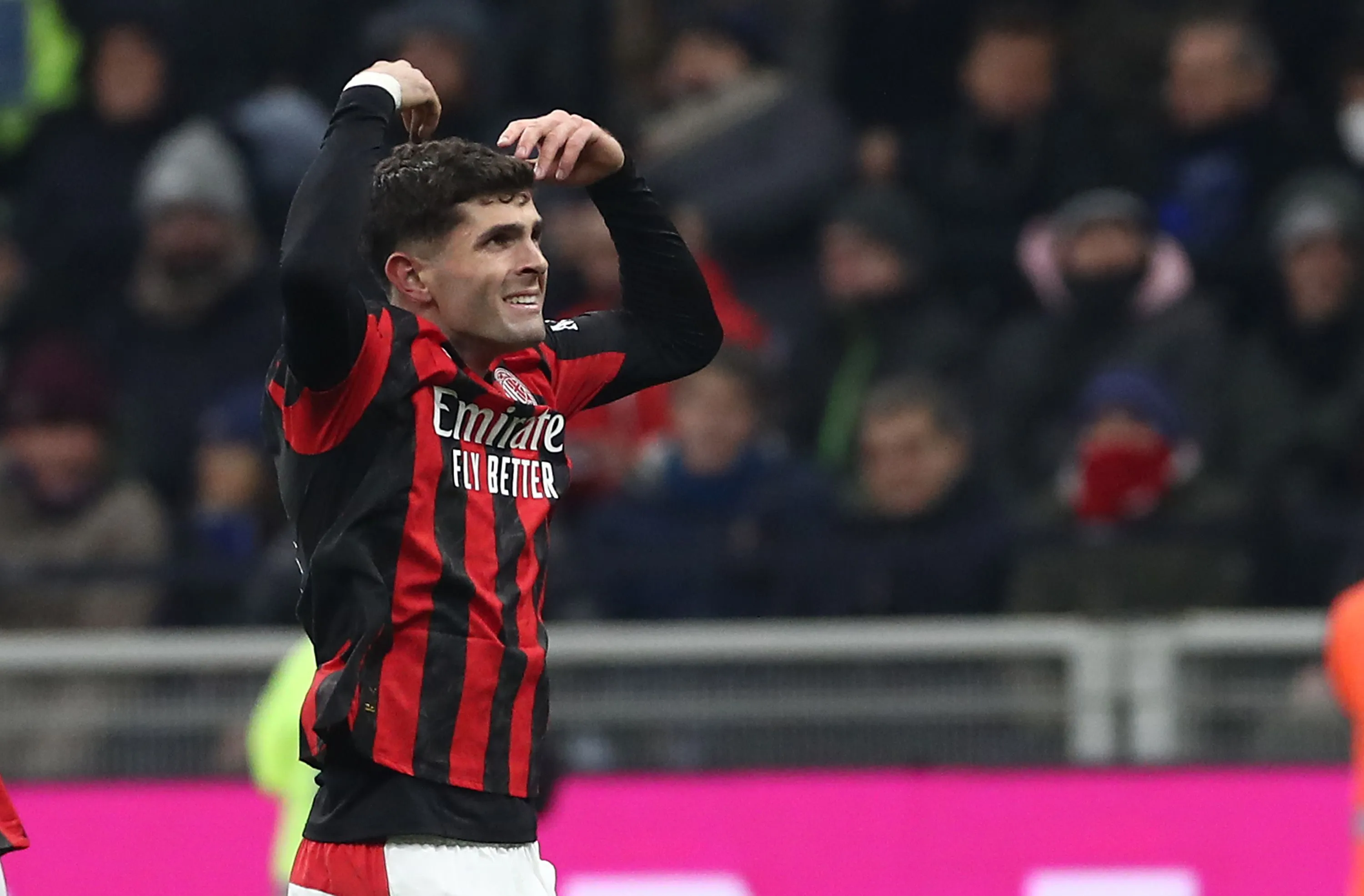 Pulisic comemorando um gol pelo Milan (Foto: Marco Luzzani/Getty Images)