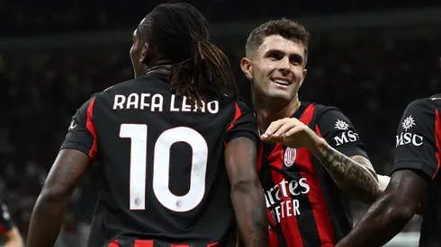 Rafael Leão e Pulisic em campo pelo Milan. Foto: Marco Luzzani/Getty Images