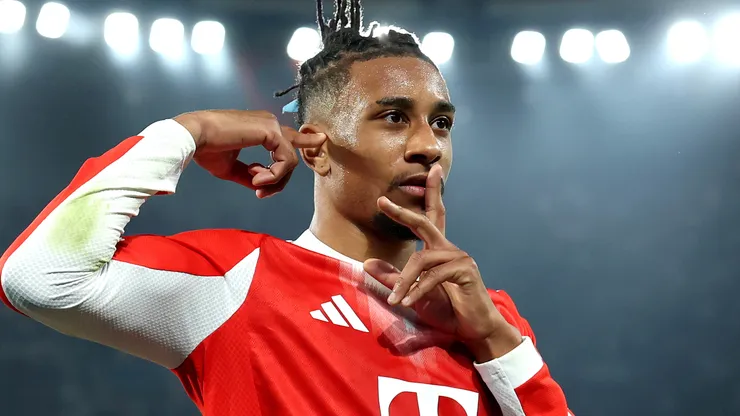 Olise comemorando um gol pelo Bayern. Foto: Alexander Hassenstein/Getty Images