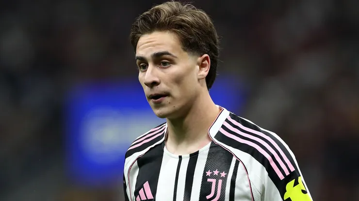 Kenan Yildiz em campo com as cores da Juventus. Foto: Marco Luzzani/Getty Images