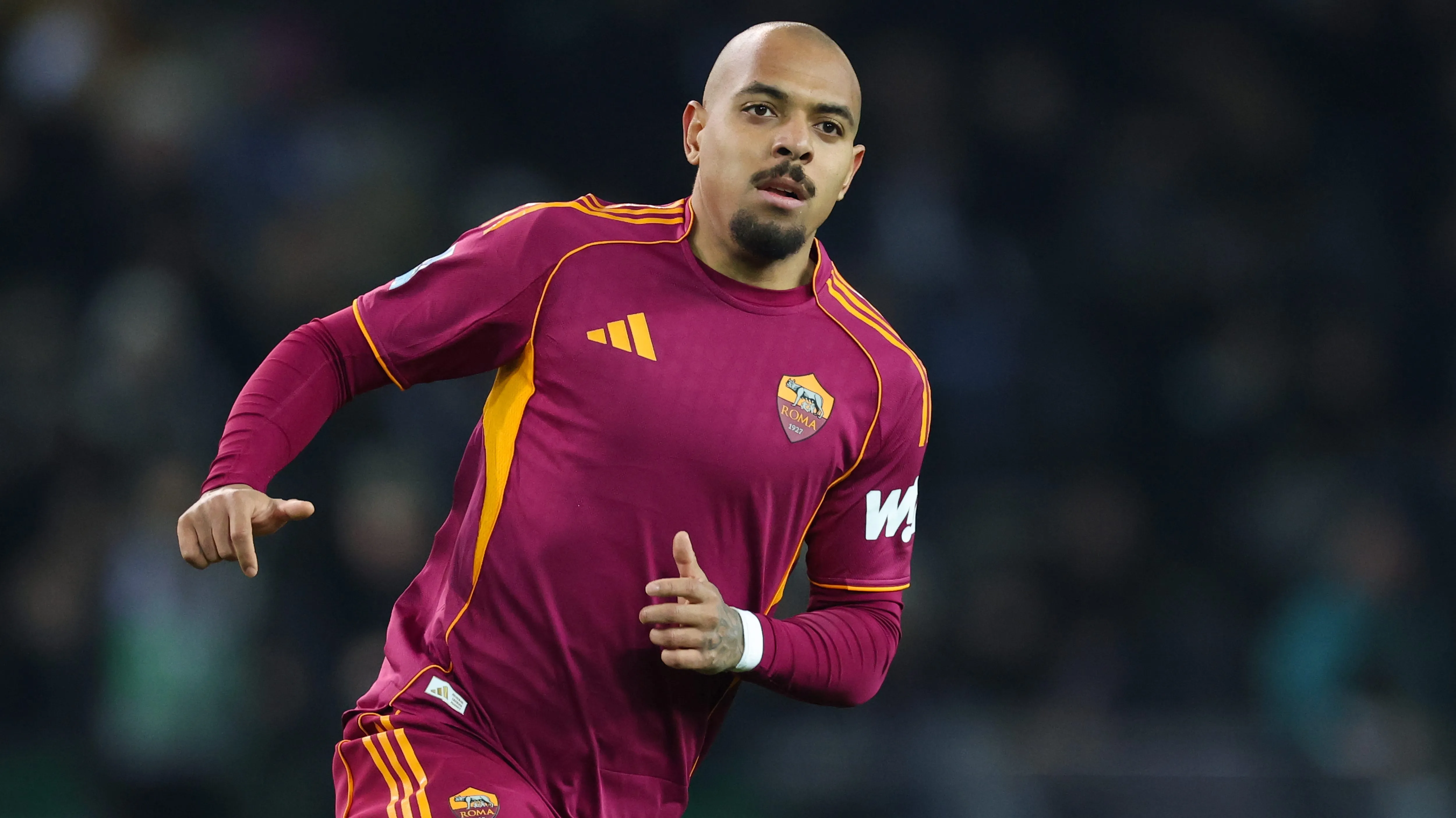 Malen, alvo do Manchester United, em jogo da Roma. Foto: Timothy Rogers/Getty Images