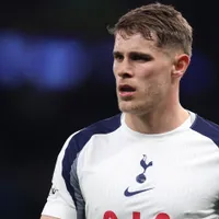 Manchester United avança pela contratação de Micky Van de Ven