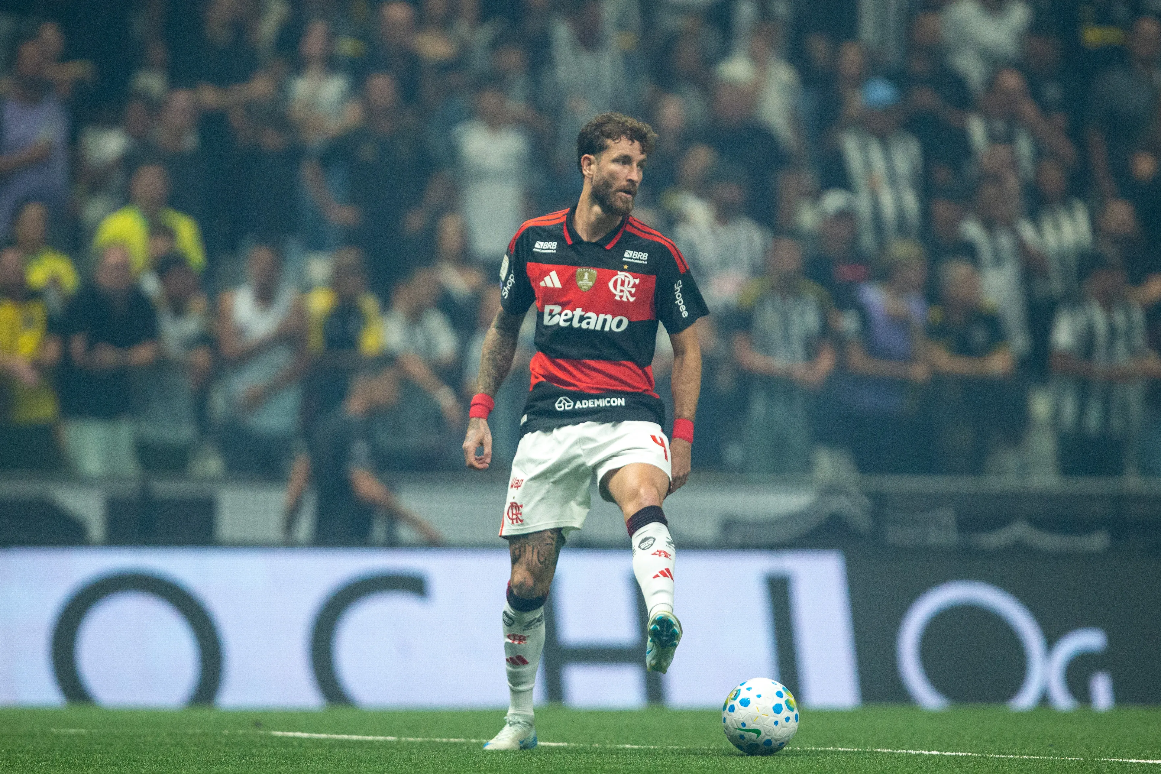 Léo Pereira em jogo do Flamengo. Foto: Fernando Moreno/AGIF