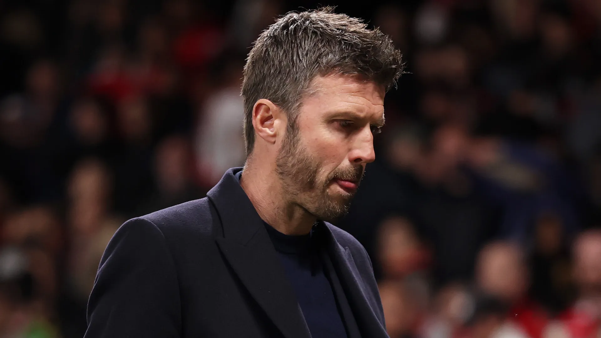 Michael Carrick olha para baixo em jogo do Manchester United