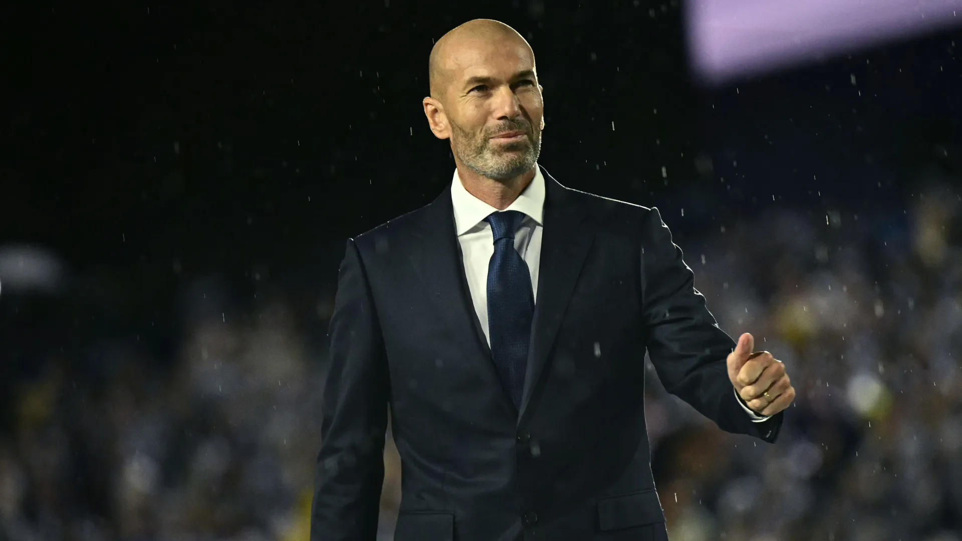 Zinédine Zidane faz sinal de 