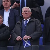 Lenda do Manchester United passa mal e é conduzido a hospital