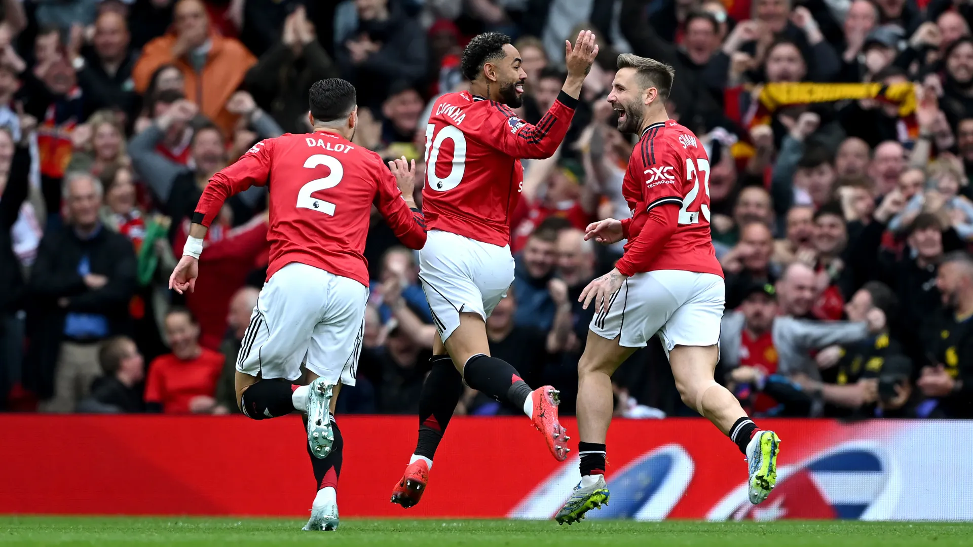 Matheus Cunha comemora gol em Manchester United x Liverpool