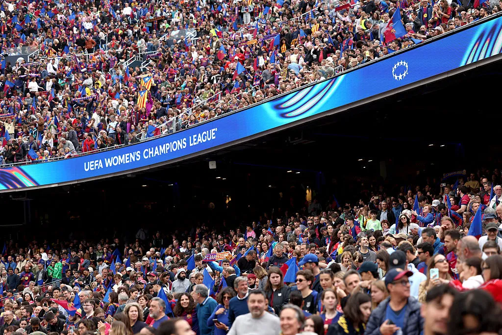 Torcida do Barcelona presente no Camp Nou – Foto: Judit Cartiel/Getty Images