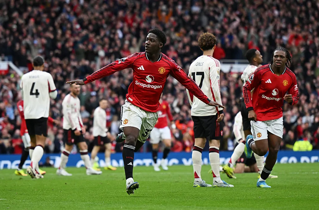 Mainoo marcou seu primeiro gol pelo United. (Photo by Shaun Botterill/Getty Images)