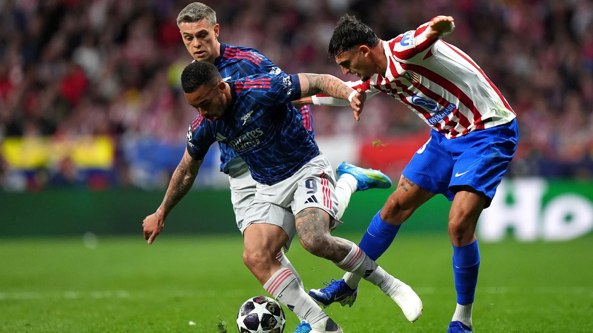 Arsenal e Atlético de Madrid estão na disputa do título da Champions League  com PSG e Bayern de Munique (foto: Angel Martínez/Getty Images)