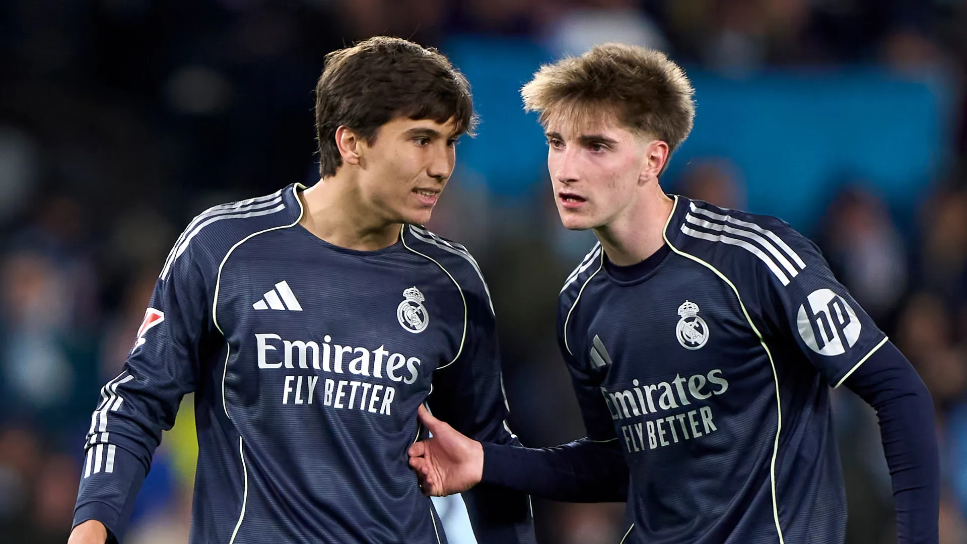 César Palacios conversando com Gonzalo García em jogo do Real Madrid