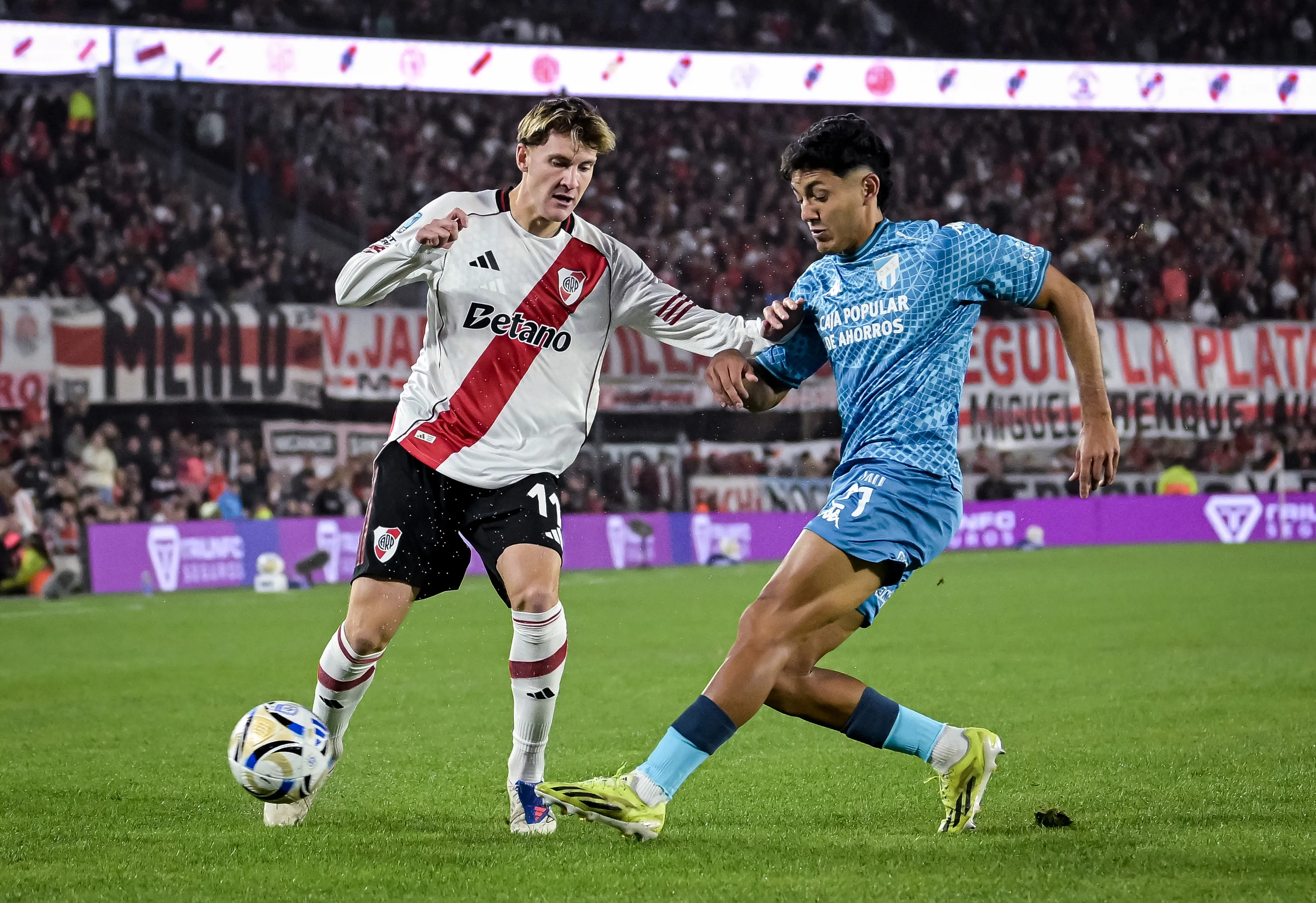 Facundo Colidio e Ignácio Galván em disputaa (Photo by Marcelo Endelli/Getty Images)