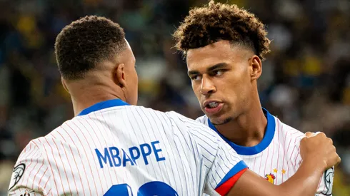 Mbappé e Doué conversando em jogo da França. (Photo by Mateusz Slodkowski/Getty Images)