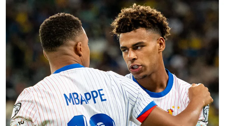 Mbappé e Doué conversando em jogo da França. (Photo by Mateusz Slodkowski/Getty Images)