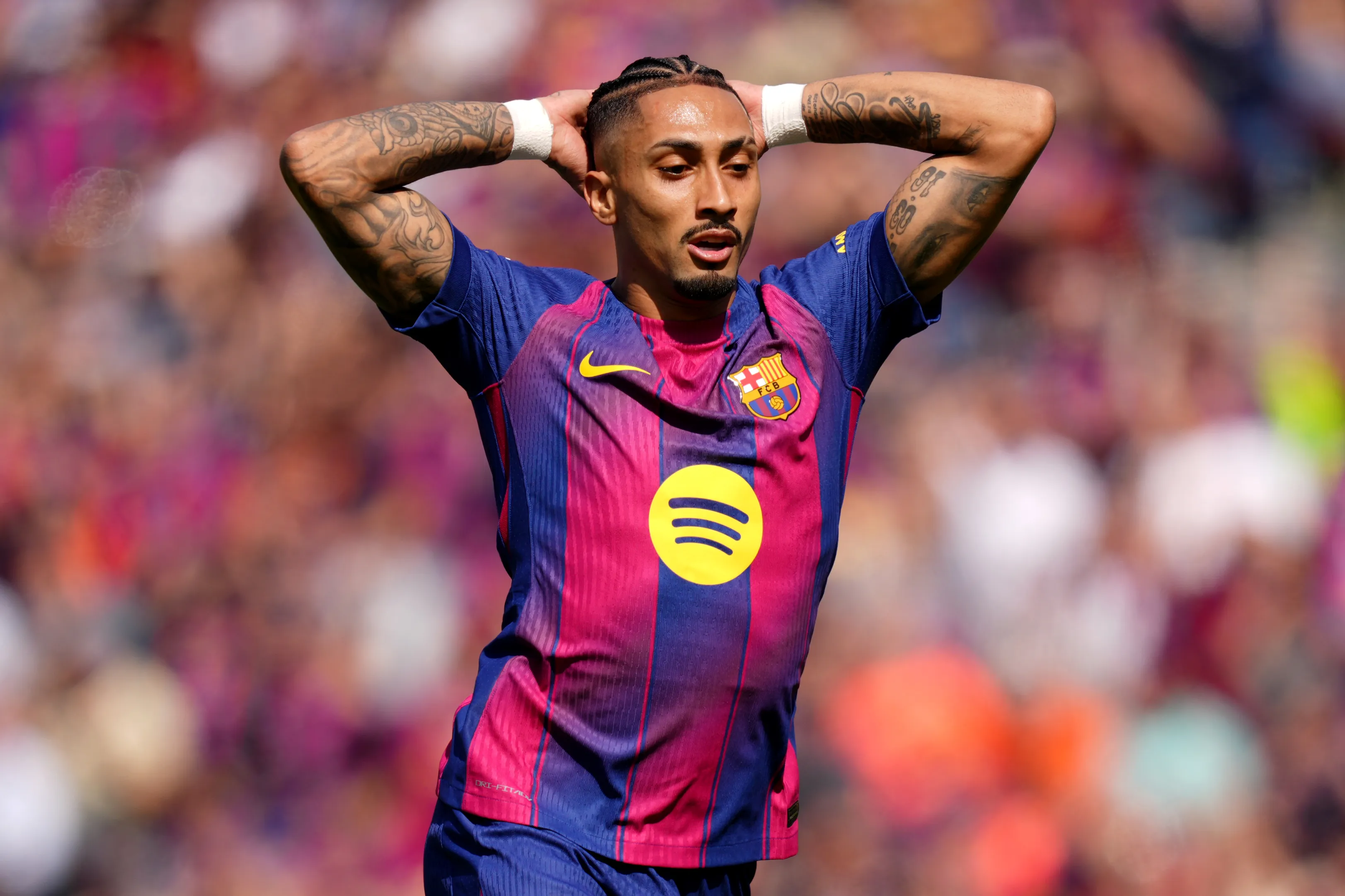 Raphinha não pensa em sair do Barcelona. Foto: Alex Caparros/Getty Images