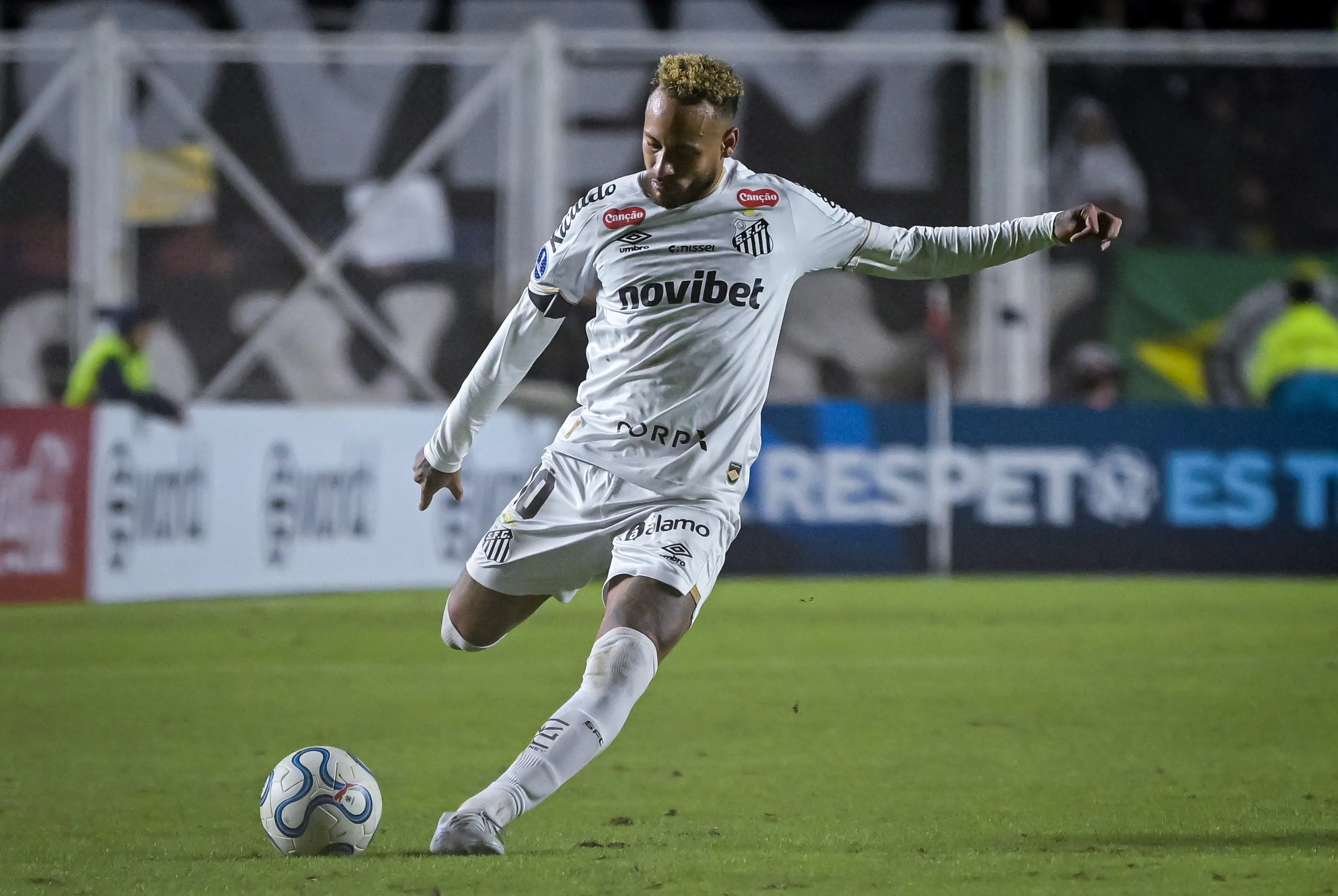 Neymar em jogo contra o San Lorenzo. Foto: Marcelo Endelli/Getty Images