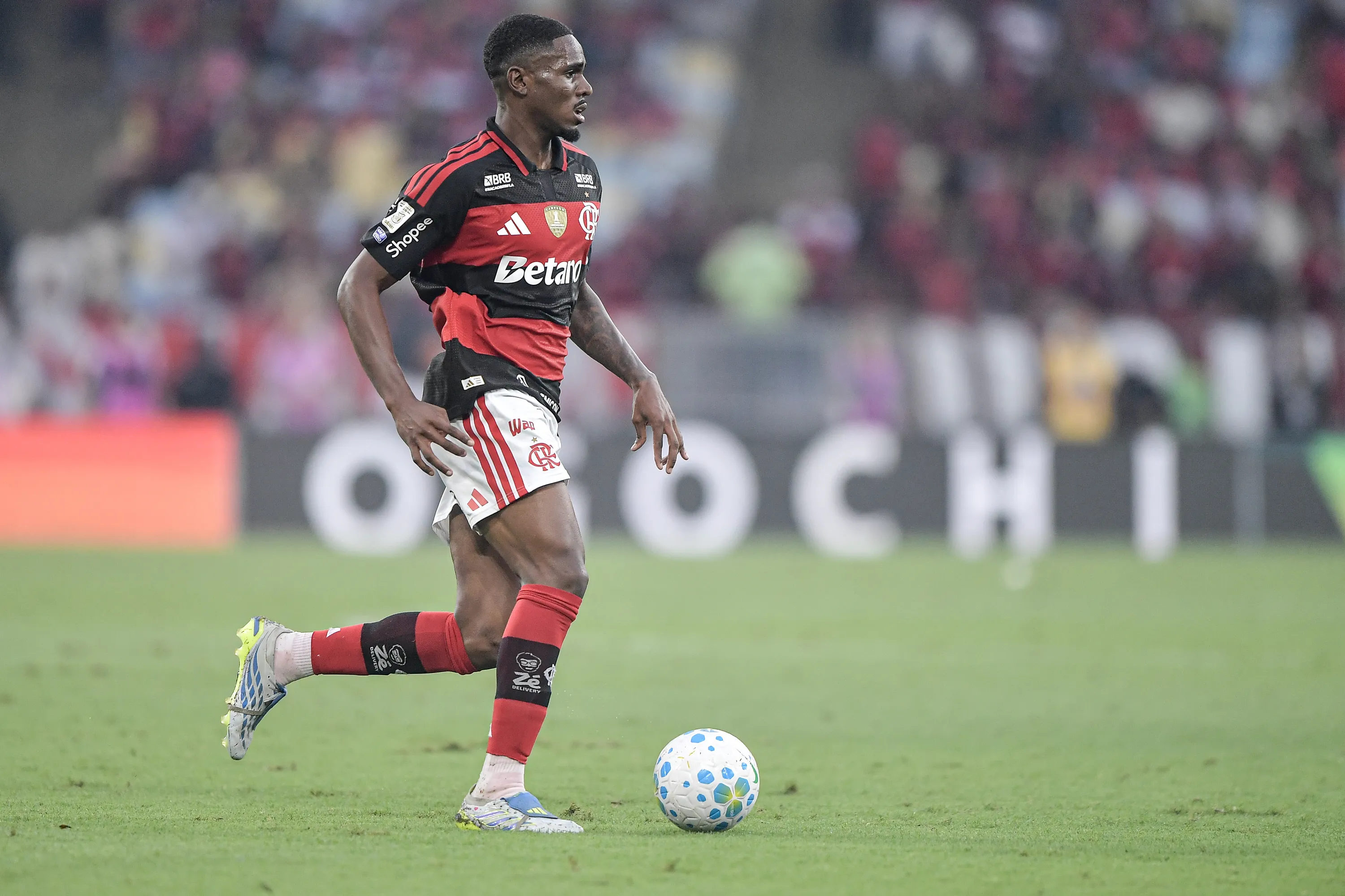 Evertton Araújo em jogo do Flamengo. Foto: Thiago Ribeiro/AGIF