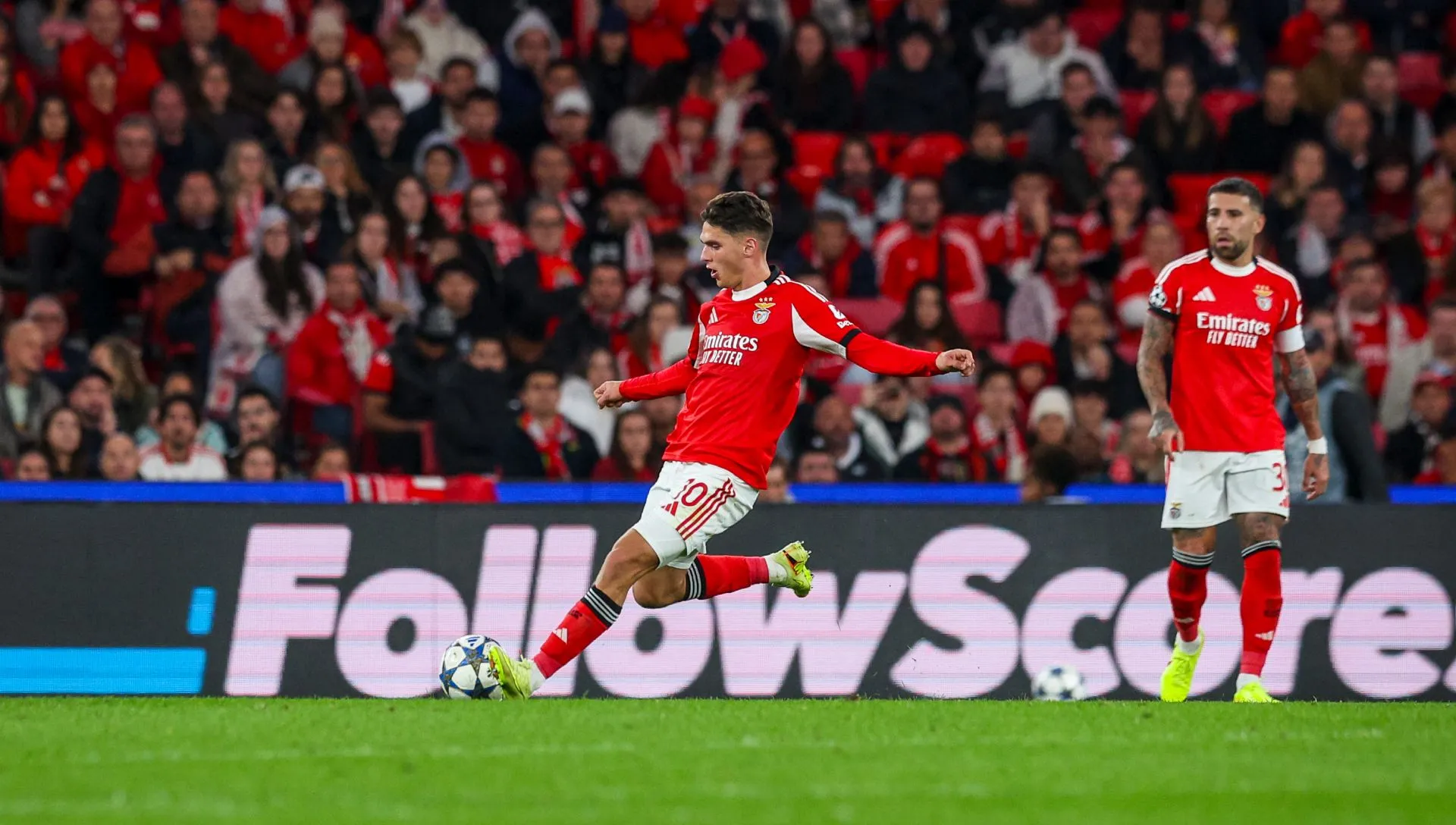 Sudakov, do Benfica, controla a bola durante o jogo da Champions League. Foto: Carlos Rodrigues/Getty Images