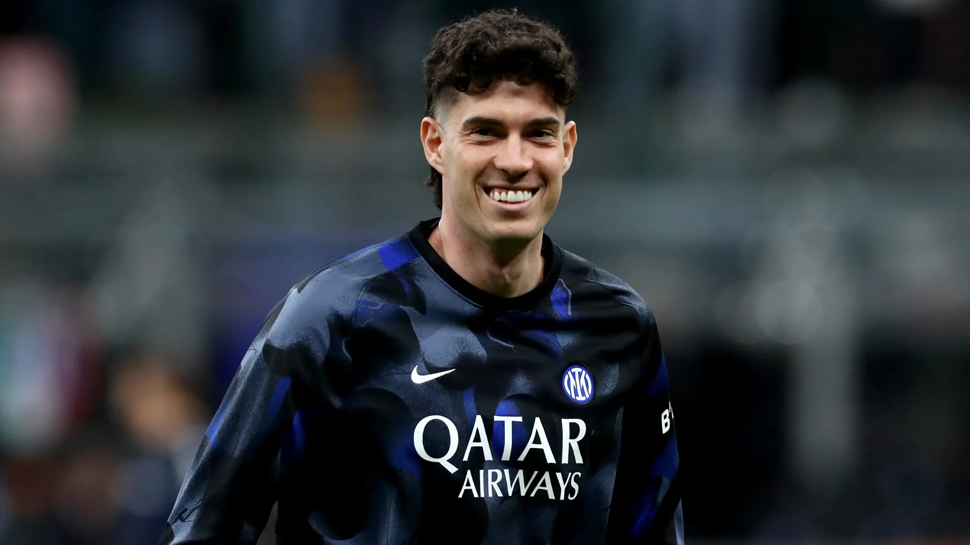 Alessandro Bastoni sorri durante aquecimento pela Inter de Milão