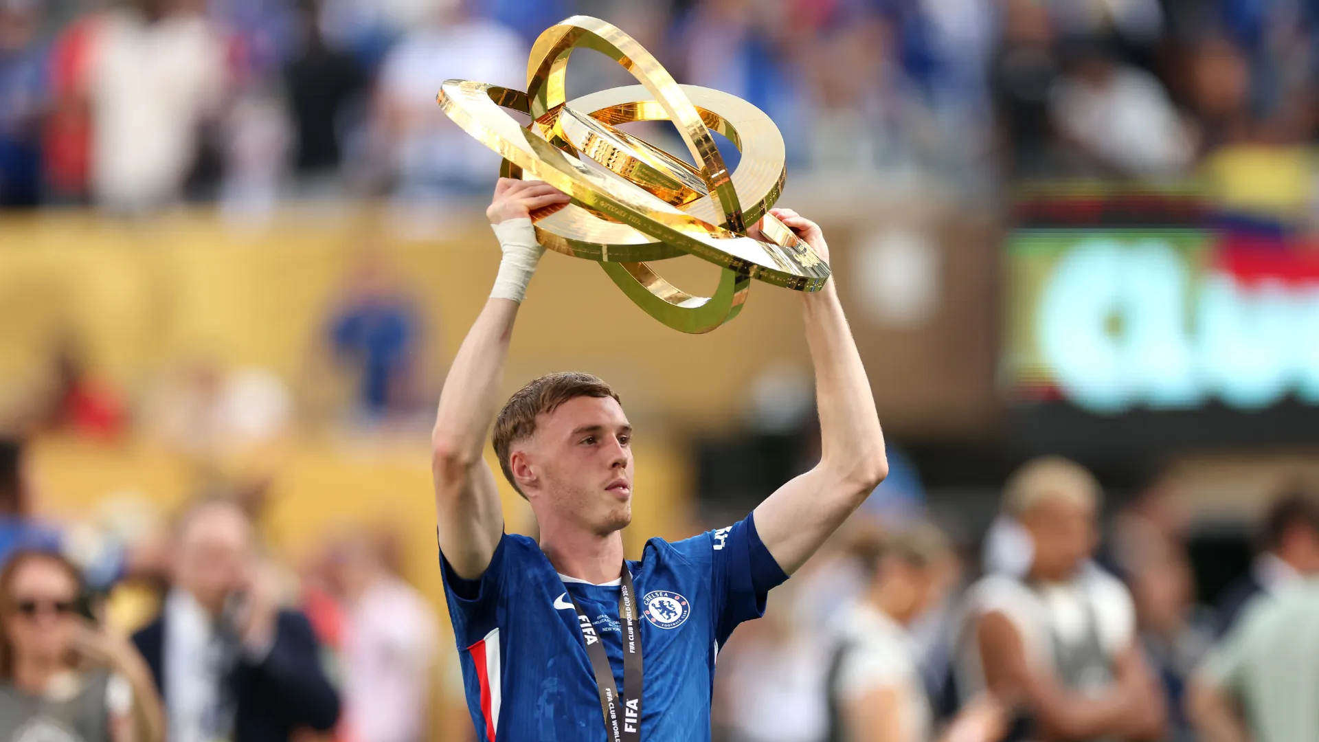 Cole Palmer levanta troféu da Copa do Mundo de Clubes