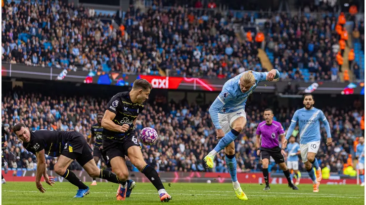 Everton e Manchester City em disputa pela bola na Premier League. Foto: IMAGO / Xinhua