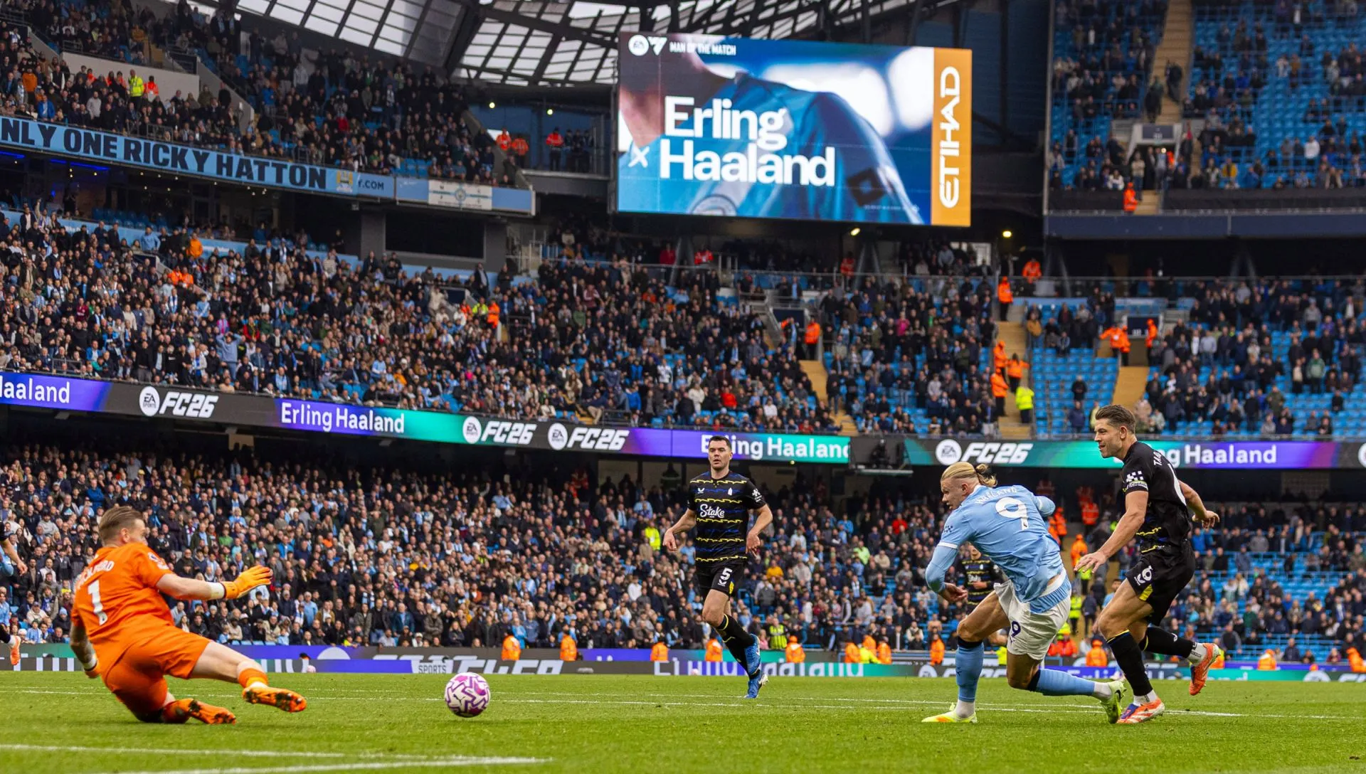 Haaland, do Manchester City, tem hat-trick vetado pelo goleiro do Everton, Jordan Pickford, durante partida da Premier League. Foto: IMAGO/Xinhua