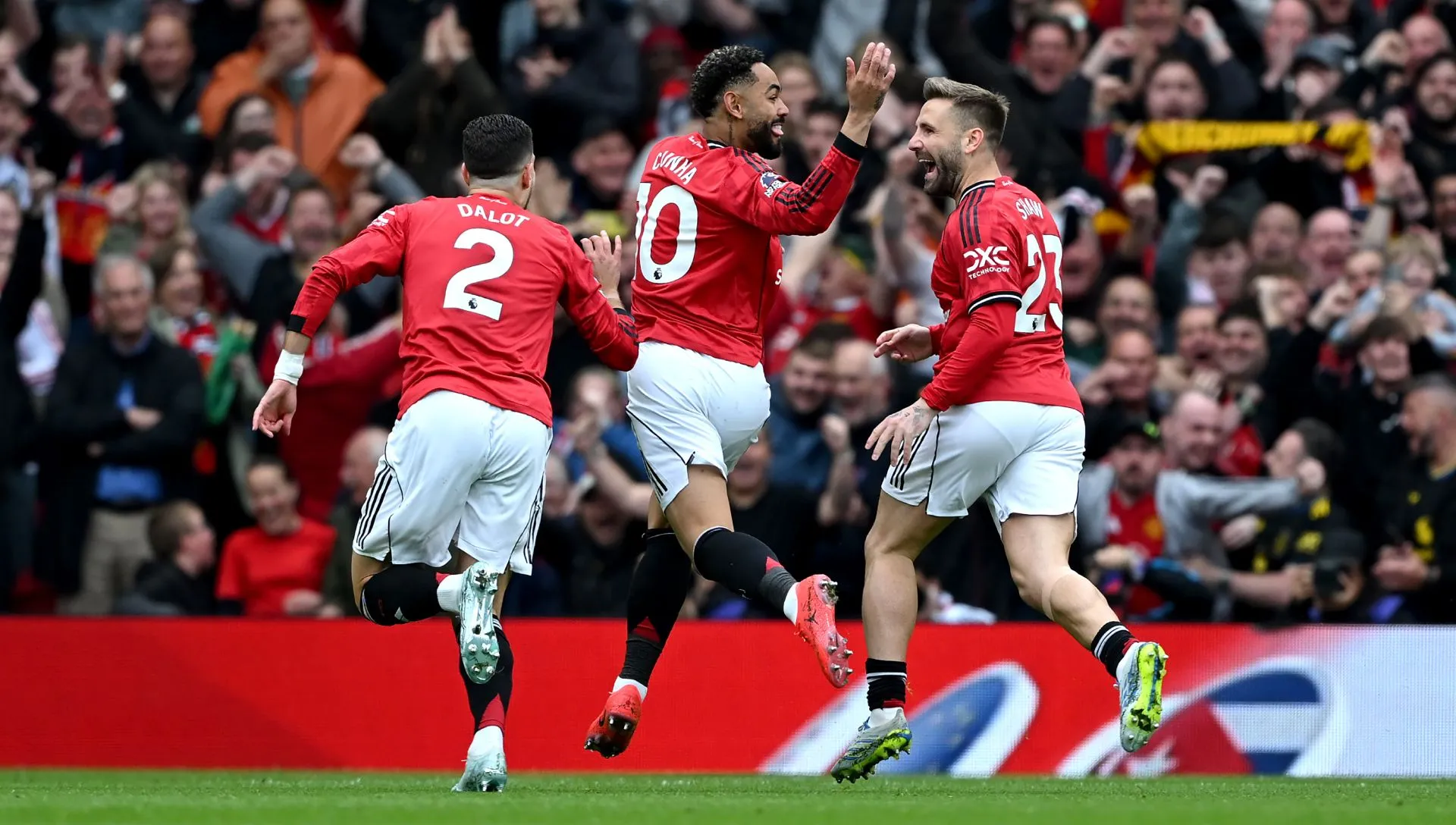 Matheus Cunha, do Manchester United, comemora gol durante partida da Premier League. Foto: Shaun Botterill/Getty Images