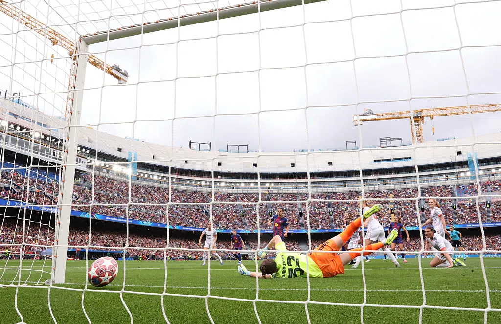 Bola entrando no gol após a finalização de Alexia Putellas - Foto: Judit Cartiel/Getty Images