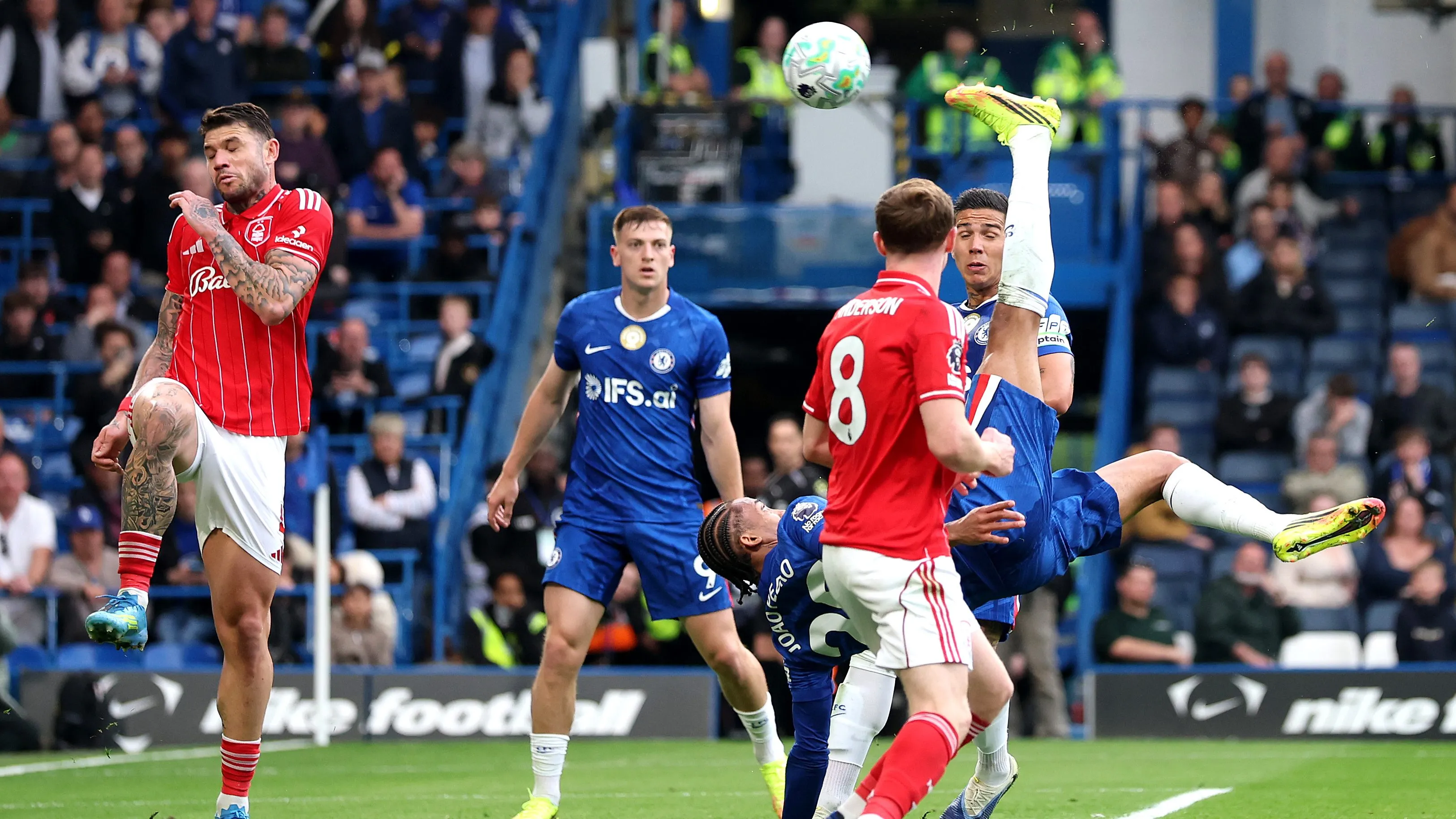 João Pedro marcando gol de bicicleta pelo Chelsea. Foto: Alex Pantling/Getty Images