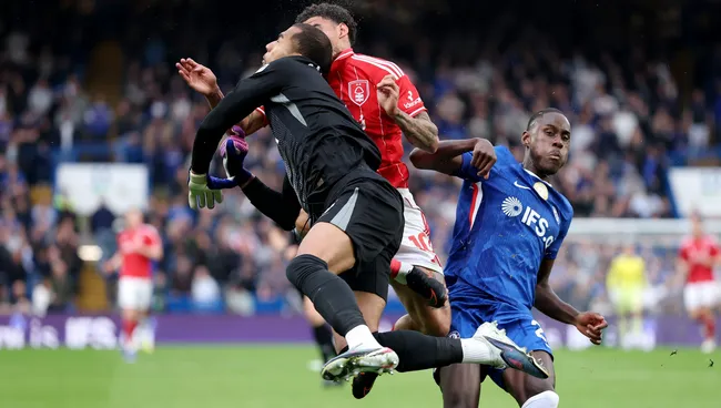 Robert Sanchez, do Chelsea, e Morgan Gibbs-White, do Nottingham Forest, se enfrentam durante partida da Premier League.  Foto: Justin Setterfield/Getty Images