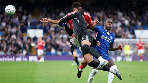 Gibbs-White após choque durante partida contra o Chelsea. Foto: Justin Setterfield/Getty Images