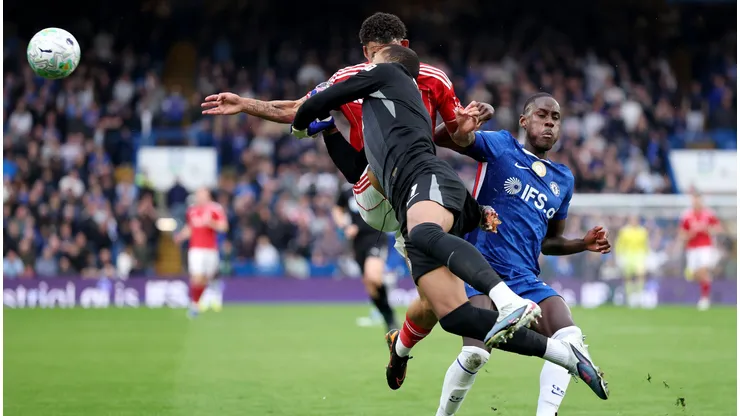 Gibbs-White após choque durante partida contra o Chelsea. Foto: Justin Setterfield/Getty Images