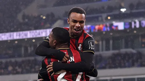 Eli Junior Kroupi comemorando gol com Rayan em jogo do Bournemouth. (Photo by Carl Recine/Getty Images)