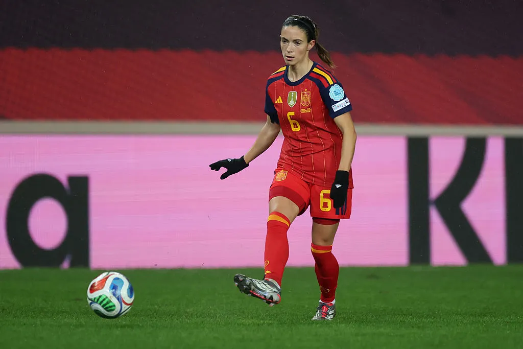 Aitana Bonmatí atuando pela Espanha antes da sua lesão – Foto: Alex Grimm/Getty Images