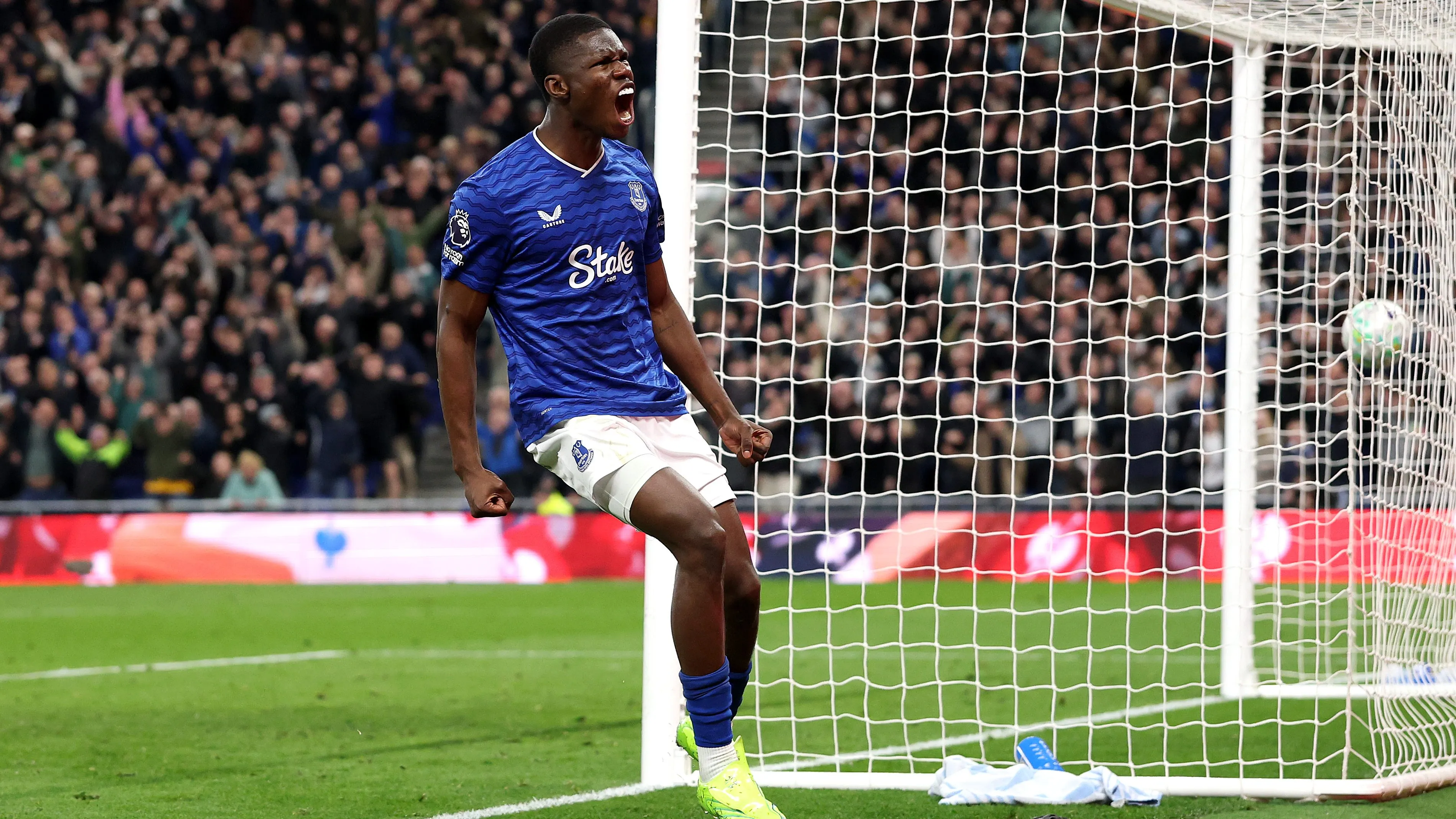 Thierno Barry comemorando gol sobre o Manchester City. Foto: Stu Forster/Getty Images