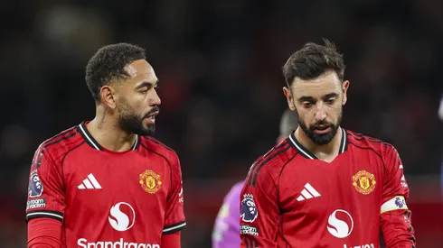 Bruno Fernandes ao lado de Matheus Cunha com a camisa do Manchester United