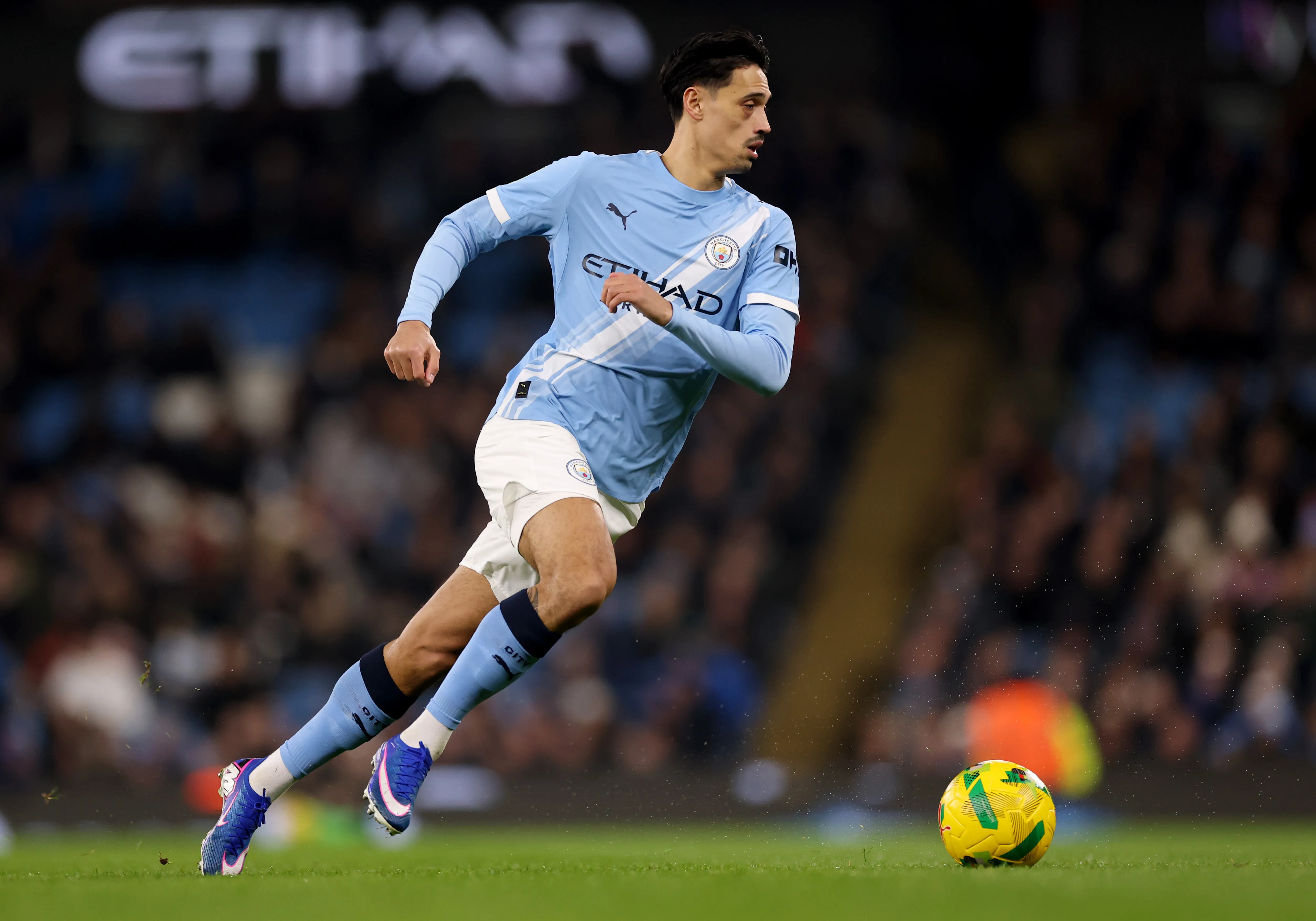 Reijnders correndo em jogo do Manchester City (Photo by Carl Recine/Getty Images)