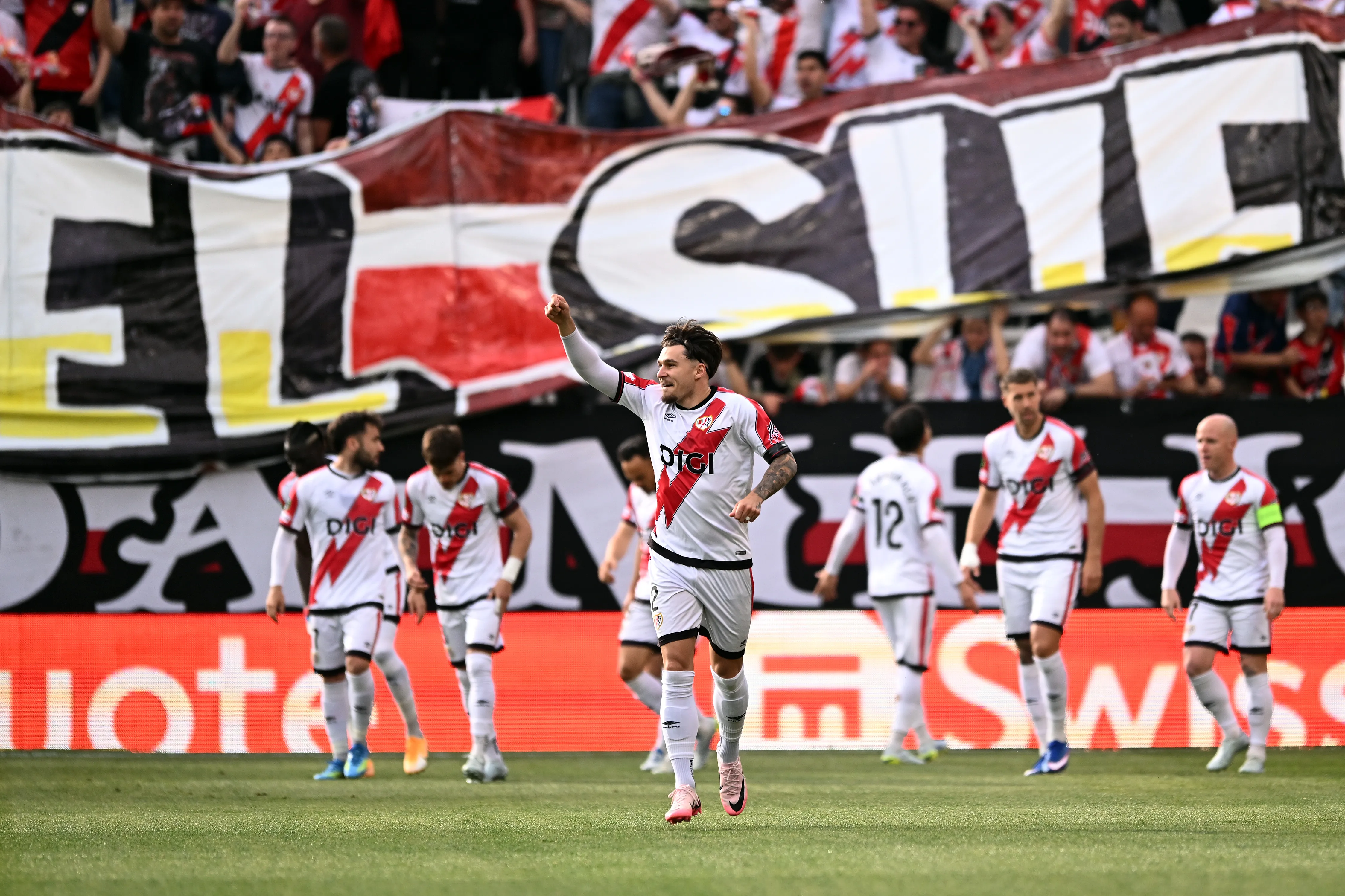 Andrei Ratiu comemorando pelo Rayo Vallecano (Photo by Denis Doyle/Getty Images)