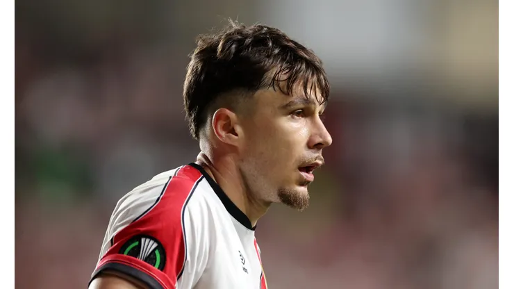 Andrei Ratiu em campo pelo Rayo Vallecano. (Photo by Florencia Tan Jun/Getty Images)