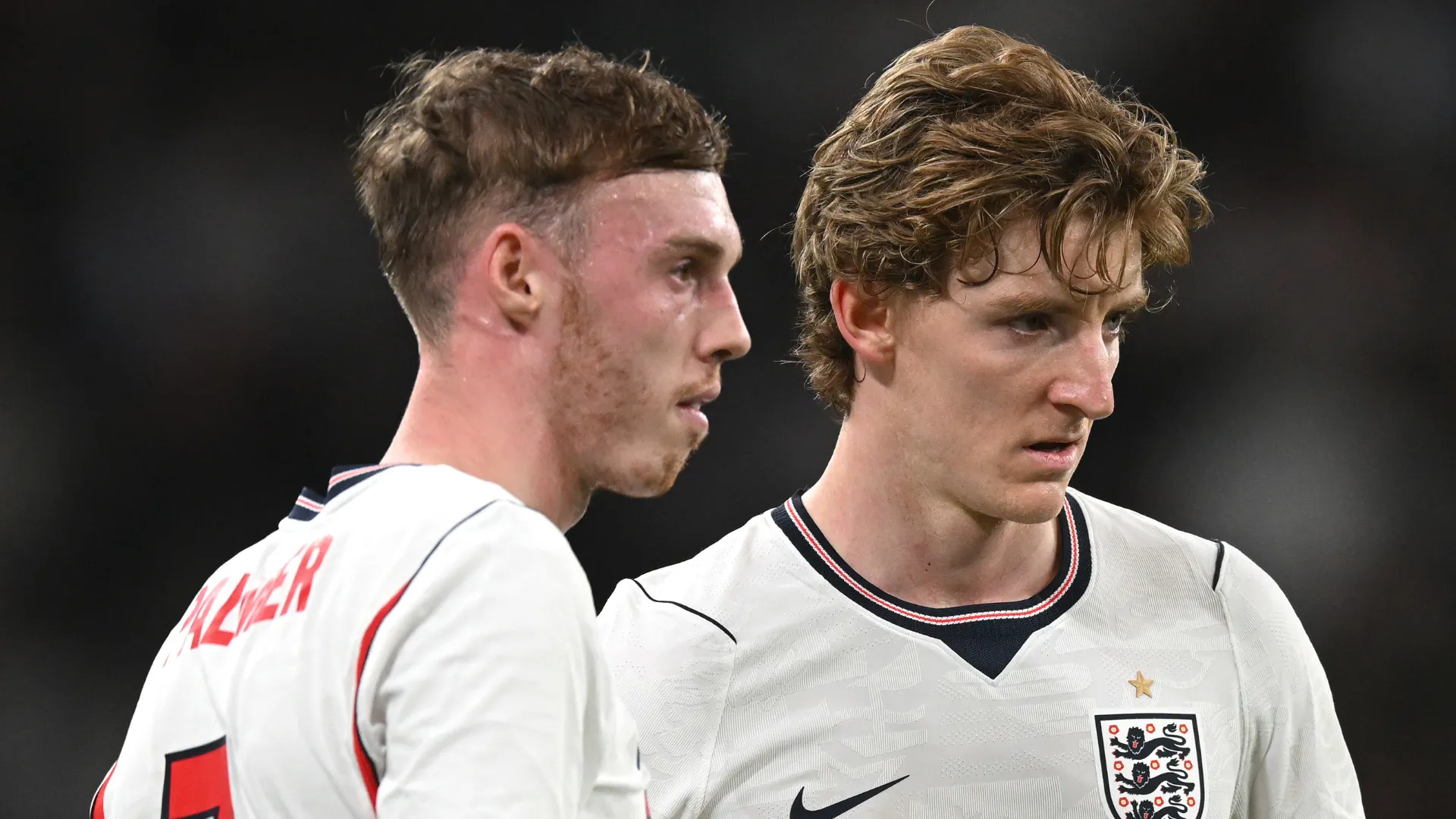 Anthony Gordon ao lado de Cole Palmer pela Seleção Inglesa