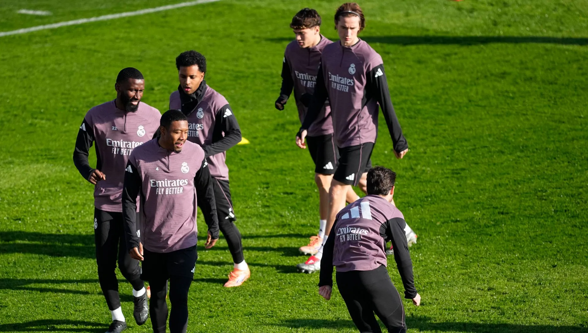 Antonio Rudiger e Álvaro Carreras durante treinamento no Valdebebas. Foto: IMAGO/&nbsp;Fio de imprensa ZUMA