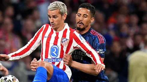 Griezmann e Saliba durante a partida entre Atlético de Madrid x Arsenal. Foto: Angel Martinez/Getty Images