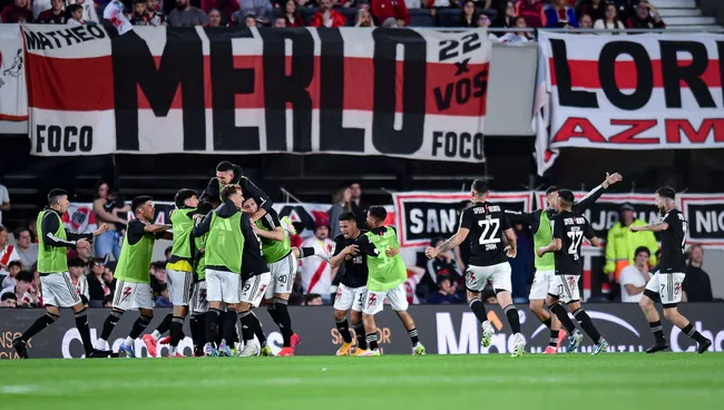 Deportivo Riestra comemora gol durante partida do Torneo Clausura. Foto: Marcelo Endelli/Getty Images